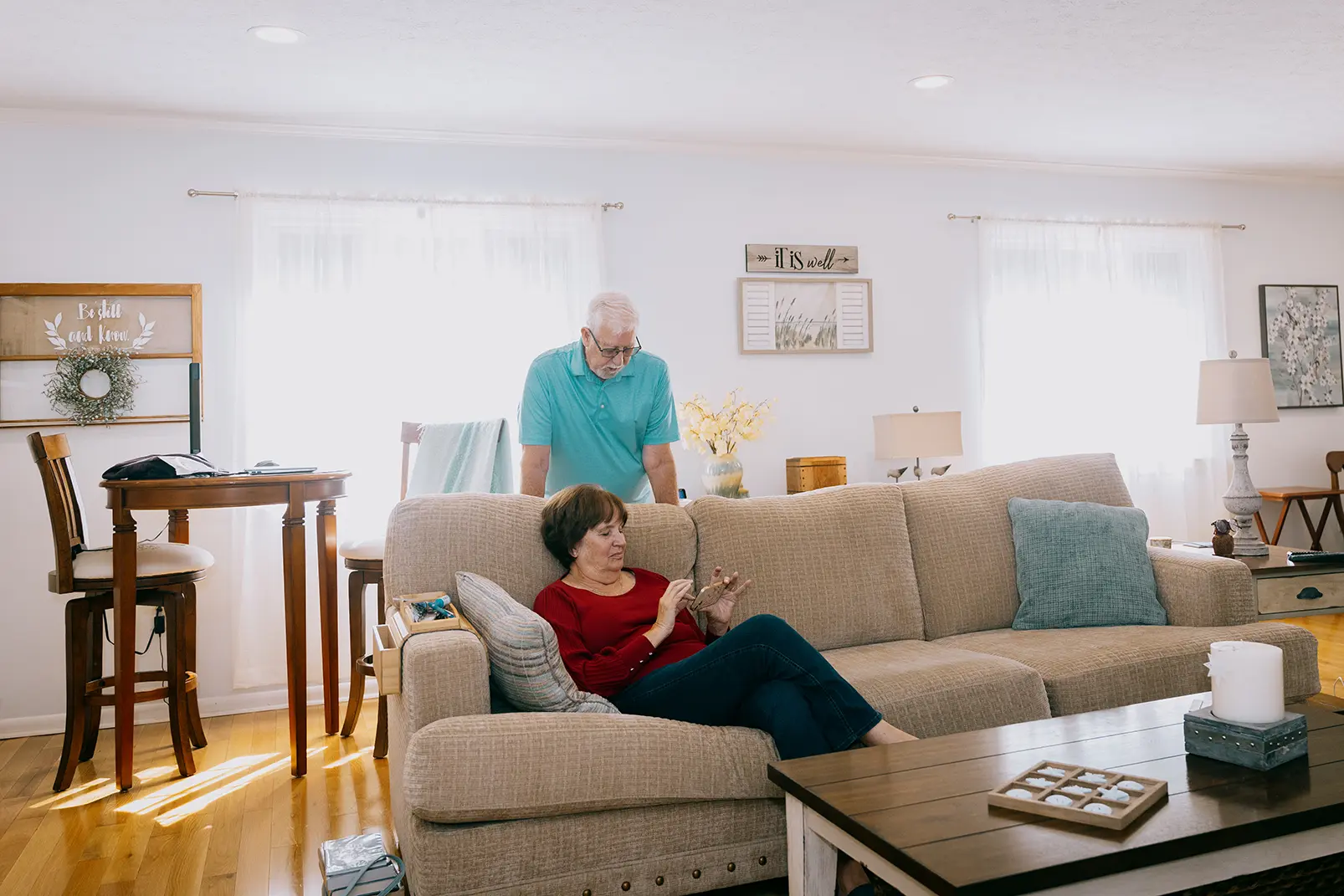 Ken and Dee looking at photos on Dee's phone